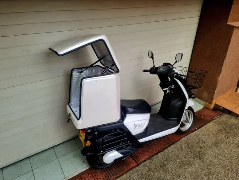 Imagine 1/5: Vand/Schimb/Rate Scuter electric pentru livratori/cargo | Preț: 2.499 EUR | Locație: Oradea, Bihor Vand/Schimb/Rate Scuter electric pentru livratori/cargo - anul 2025 - Oradea, Bihor - 2.499 EUR - imagine 1 din 5 - motocicletă second hand