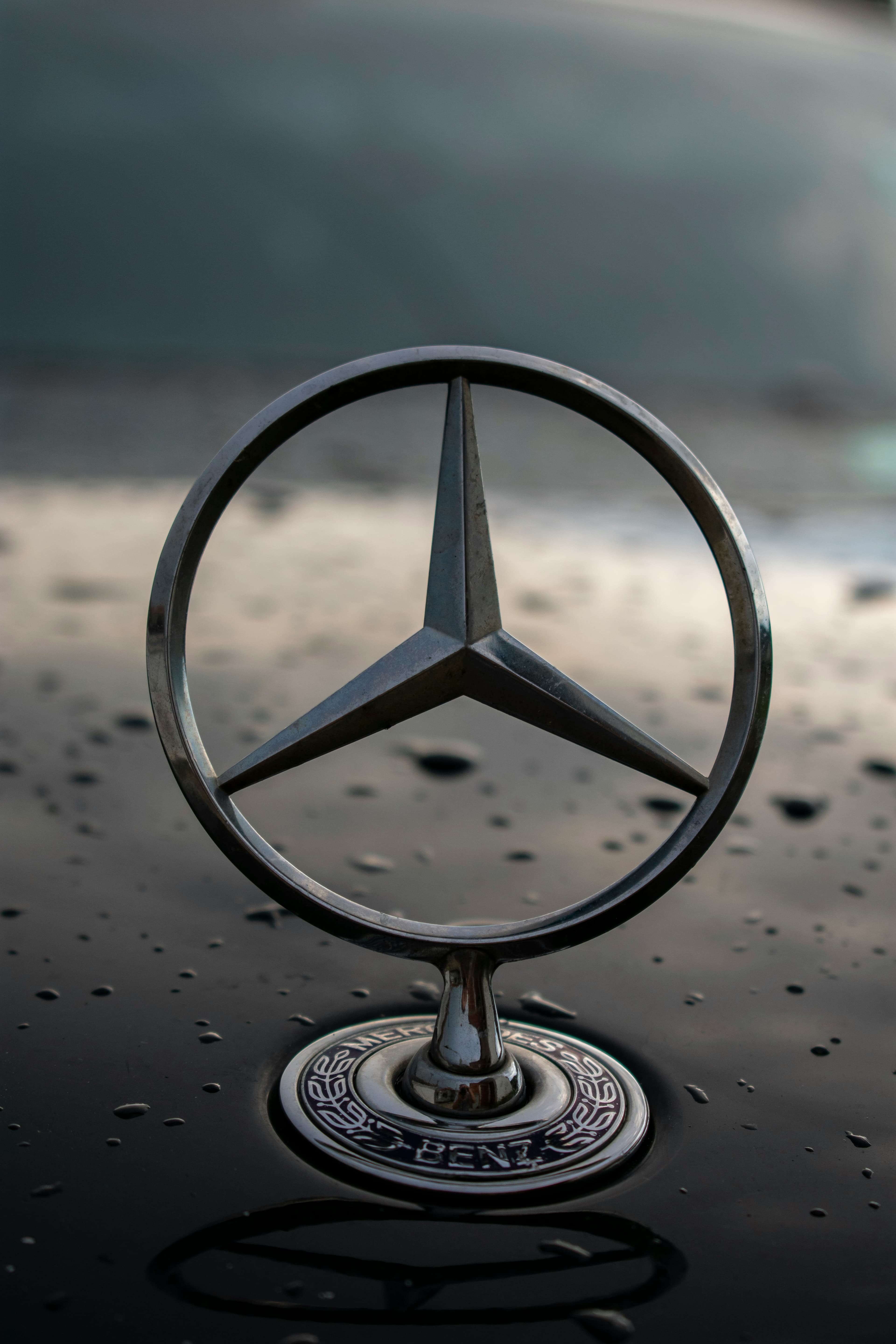Fabricile Mercedes‑Benz din Europa și viitorul lor în contextul crizei de energie și al tranziției la electrificare