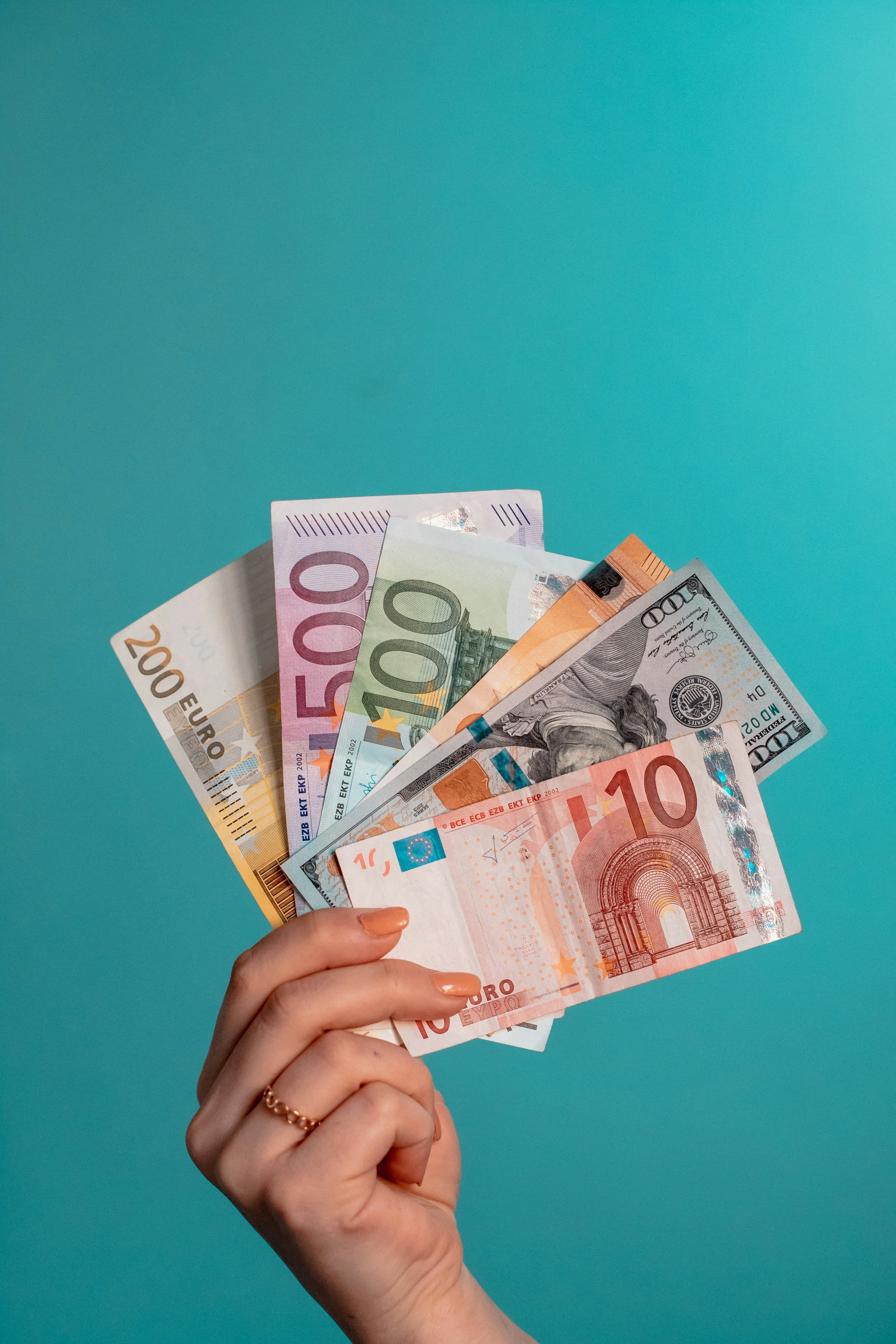 Inflația leului românesc a sărit pragul istoric: impactul asupra industriei auto din România și Europa